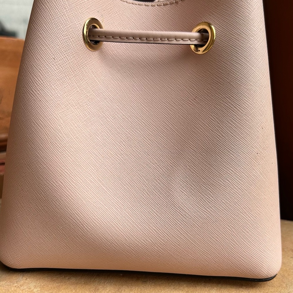 Michael Kors Cream Suri Saffaino Crossbody Bag EUC - Picture 7 of 13